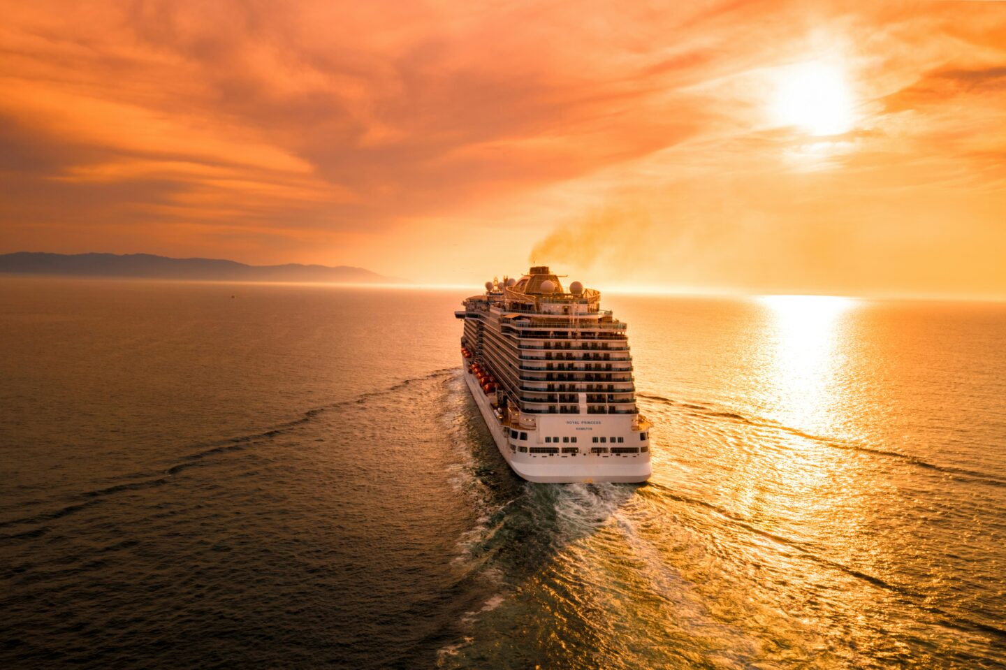 Kreuzfahrtschiff im Sonnenuntergang